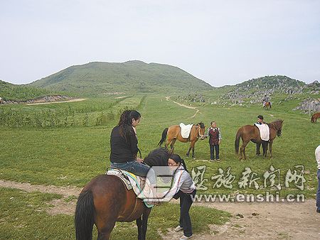 齐岳山上,骑马,露营,篝火晚会构成一个浪漫之旅